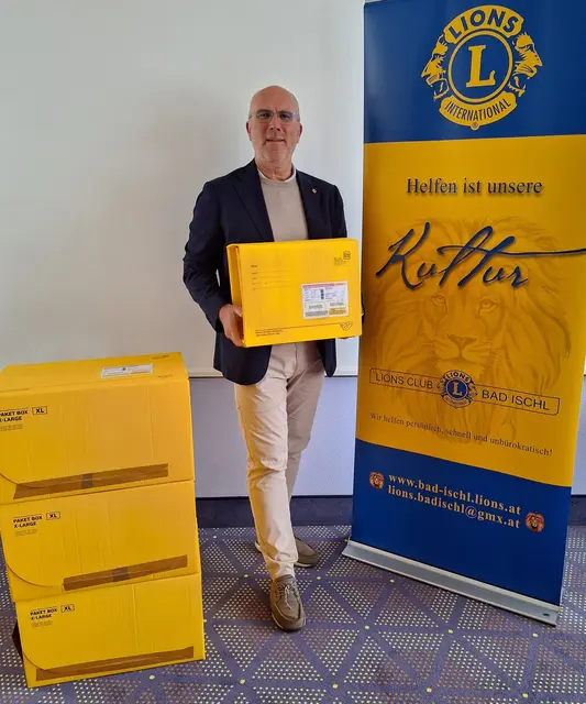 Lions Präsident Christof Kravutske mit den etwa 1.600 versandfertigen Altbrillen. | Foto: Lions Club – Reimair
