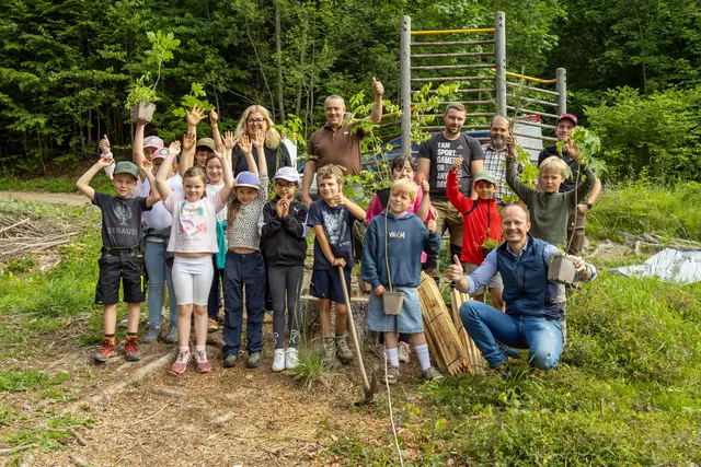 Schüler:innen der Volksschule Mühlau pflanzten gemeinsam mit dem Amt für Wald und Natur der Stadt Innsbruck 50 junge, klimafitte Bäume auf der Hungerburg.  | Foto: © Stadt Innsbruck/D. Jäger