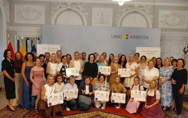 Vertreterinnen und Vertreter der zertifizierten Einrichtungen mit LR.in Beate Prettner und Bildungsdirektorin Isabella Penz (rechts) | Foto: Büro LR.in Prettner