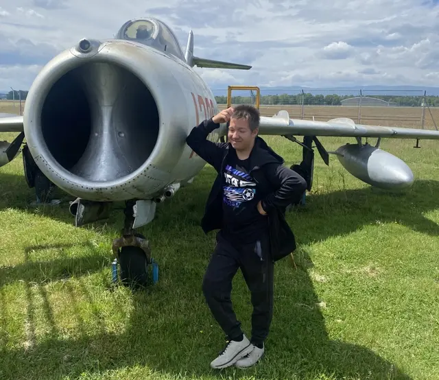 Einer der Schüler beim Posieren mit einem Flugzeug.