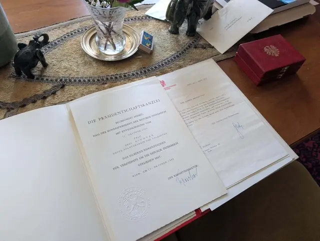 Die Urkunde zeigt die Pensionistin immer noch gerne her.  | Foto: BV17