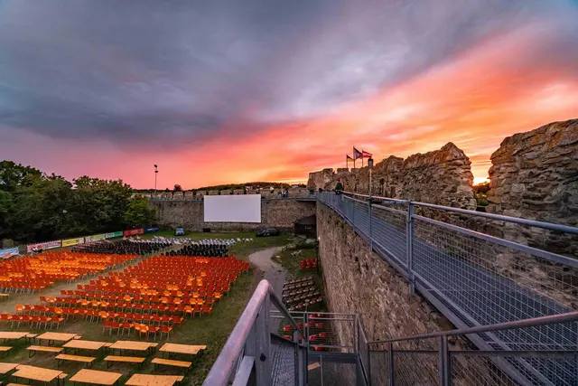 Die Kulisse ist beeindruckend, denn es findet alljährlich auf der Wiese beim Kanzlerturm und der historischen Stadtmauer statt. Fackellicht, mittelalterliches Flair und laue Sommerabende unter freiem Himmel prägen die Events. | Foto: Richard Stöger