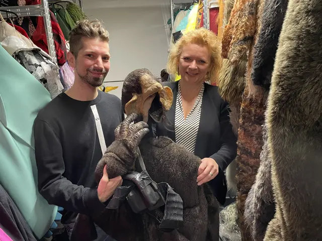 Dorian Wimmer und Klara Wiedemaier zeigen das Affen-Kostüm aus der Produktion "Dr. Dolittle" | Foto: Lisa Gold