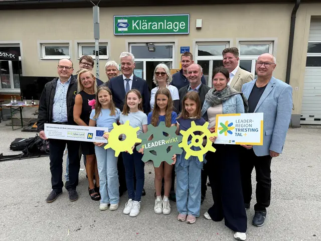  Landesrat Kasser, BürgermeisterInnen und SchülerInnen der VS Altenmarkt. | Foto: LEADER-Region Triestingtal+