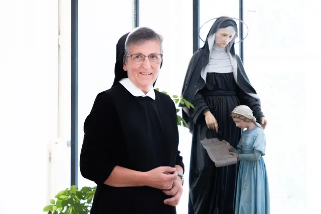 Schwester Franziska (Maria) Trummer zeigt die Statue der heiligen Angela Merici, die den Orden der Ursulinen vor 490 Jahren gegründet hat.