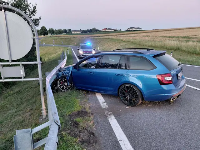 Ein Pkw krachte gegen eine Leitplanke und blieb hängen. | Foto: Feuerwehr Jabing