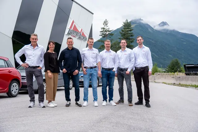 CEO Katrin Mark-Winkler flankiert von den Gründern und Gesellschaftern Andreas &amp; Bruno Hörtnagl sowie deren Söhne Klemens, Michael, Mario und Armin Hörtnagl beim 30-jährigen Jubiläum von AUSTRIALPIN. Sie stehen für die erfolgreiche Geschichte und Zukunft des Familienunternehmens. | Foto: AUSTRIALPIN