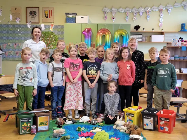 Abfallberaterin Sabrina Thurnhofer zeigte den Kindern der VS Oberhofen auf spielerische Weise, wie Müll richtig entsorgt wird. | Foto: BAV Vöcklabruck