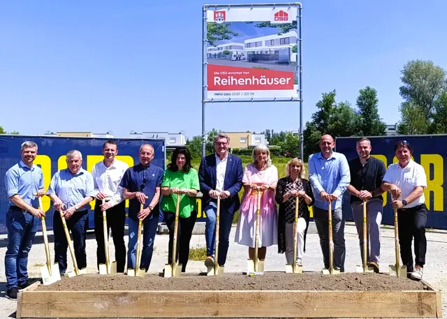 (v.l.) Bauleiter Mathias Hartl, OSG Vorstandsmitglied Matthias Stuppacher, Klaus Tremmel (Porr Bau GmbH), Gemeinderat Josef Brandlhofer, Vizebürgermeisterin Sabine Nyikos, OSG-Chef Alfred Kollar, Bürgermeisterin Elisabeth Böhm, Gemeinderätin Gerda Kappel und Vizebürgermeister Stefan Wögerer sowie Gerald Guttmann und Marco Müllner vom Planungsbüro BPM. | Foto: Stadtgemeinde Neusiedl