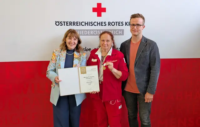 Ein Leben für das Rote Kreuz wurde mit der Ehrennadel in Gold gewürdigt! Von links: Silvia Drechsler, Susanne Ottendorfer und Tim Pöchhacker bei der Verleihung. | Foto: Stadtgemeinde Mödling / cb