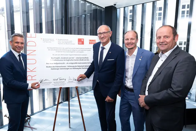 Unterzeichnung des Letter of Intent zu "Innsbruck am Inn": v.l. Bundesminister Wolfgang Hattmannsdorfer, Landeshauptmann Anton Mattle, Bürgermeister Johannes Anzengruber, Landeshauptmannstellvertreter Josef Geisler. | Foto: © M.Vandory