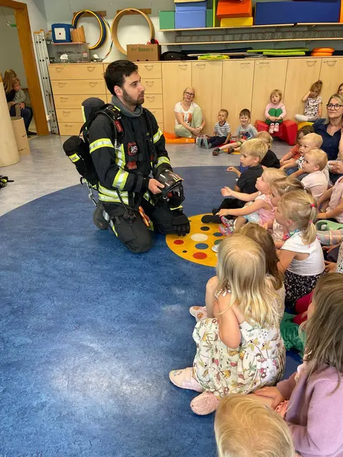 Damit sich die Kinder im Einsatzfall nicht vor Atemschutzgeräteträgern fürchten, zog eines der Feuerwehrmitglieder Schritt für Schritt den entsprechende Atemschutzausrüstung an und zeigte damit, dass sich hinter der Maske und dem komischen Atemgeräusch ein Mensch befindet, der ihnen helfen möchte. | Foto: FF Waidhofen/Thaya