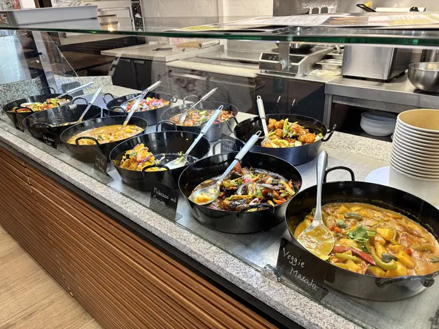 Asia Bowls in der Vitrine angerichtet