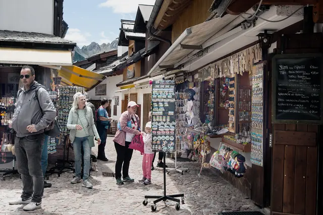 Die einzig Gasse des Dorfes ist voll mit Souvenierläden aber auch Restaurant. | Foto: © by Ing. Günter Kramarcsik