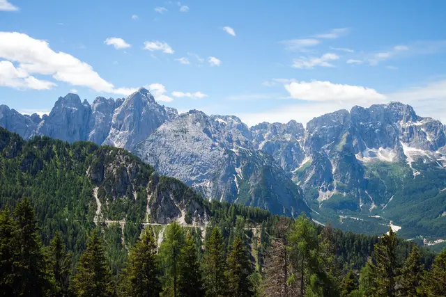 Panorama in Richtung Süden. Im Wald von Tarvisio ist ein Forstweg zu erkennen, welcher jedoch gesperrt ist! In Notfällen wird man vermutlich auch für entsprechende Fahrzeuge den Forstweg öffnen werden. Wenig Berechtigte können mit Geländefahrzeuge das Bergdorf mit Lebensmittel und Getränke versorgen. | Foto: © by Ing. Günter Kramarcsik