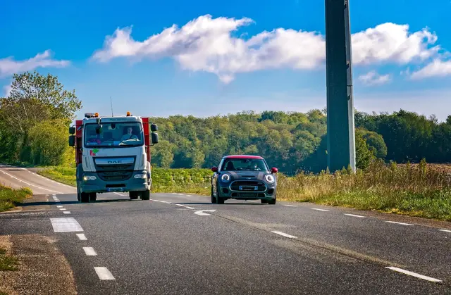 Ein 18-jähriger Autofahrer überschlug sich nach einem Überholmanöver in Radfeld mehrfach. (Symbolbild) | Foto: pixabay / Tama66