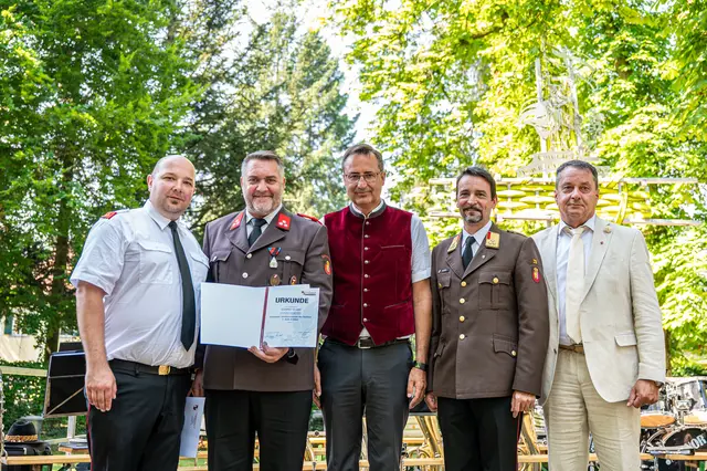 Am Bild von links Kommandant Christian Pree, geehrter Kamerad Günther Gruber, Bürgermeister Max Oberleitner, Bezirksfeuerwehrchef Eduard Paireder und Landtagsabgeordneter Bürgermeister Anton Froschauer. | Foto: FF Schwertberg / Simon Brandstätter