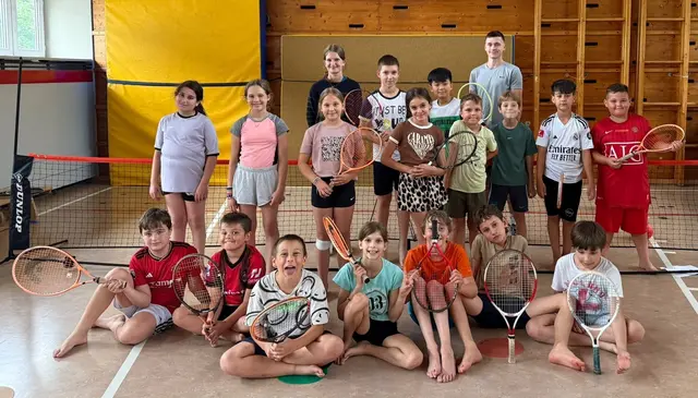 TC Bad Ischl lud zu "Tennis im Turnsaal": Annika Mikenda und Yoshua Oettert brachten den Kids der VS Concordia den Tennissport näher. | Foto: TC Bad Ischl