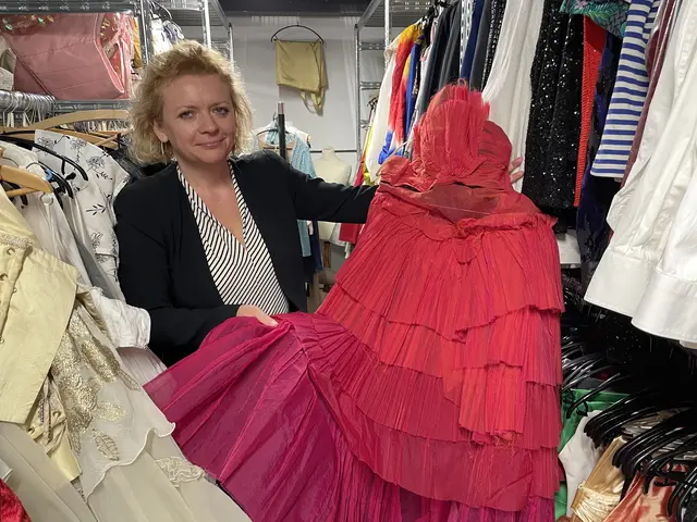 Kleider in allen Farben und Stoffen finden sich im Kostümfundus des Salzburger Landestheaters.  | Foto: Lisa Gold