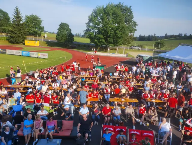 Rund 400 Fußballfans verwandelten den Sportplatz in Rohrbach-Berg beim Public Viewing „Burns Goes Fußballplatz“ in eine rot-weiß-rote Fanmeile und fieberten gemeinsam mit der österreichischen Nationalmannschaft mit.