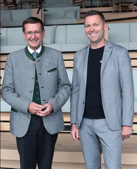 Landesrat Achleitner freut sich über die Prämierung von Loxone Campus Am Bild v. l.: LR Markus Achleitner, Martin Öller (CEO Loxone Group). | Foto: Land OÖ