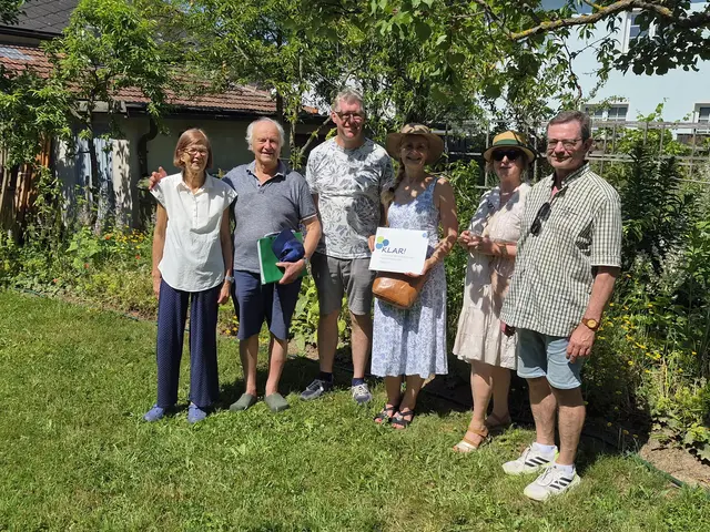 Marianne und Thomas Wolf (Besitzer Naturgarten, Wir für Natur), Thomas Löffler (Wir für Natur), Renate Holzmayer (KLAR! Wagram), interessierte Gartenliebhaber. | Foto: Region Wagram