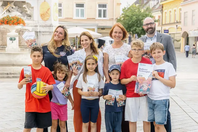 Kinder gemeinsam mit Paula Canova (BAC), Bürgermeisterin Carmen Jeitler-Cincelli, Stadträtin Angela Stöckl-Wolkerstorfer und Sascha Steffl (Leitung der Abteilung Sport &amp; Freizeit der Stadtgemeinde Baden). | Foto: psb/ckollerics