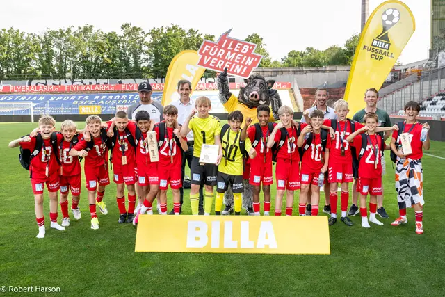Die siegreiche Nachwuchsmannschaft der Admira Wacker stemmt gemeinsam mit BILLA Vertriebsdirektor Stefan Weinlich, Admira-Präsident Christian Tschida und den Trainern stolz den Wanderpokal in die Höhe.  | Foto: BILLA AG/Robert Harson