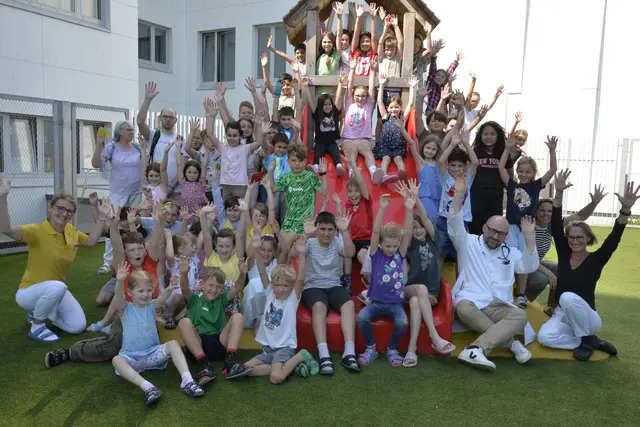 Thomas Eiwegger, Leiter der Klinischen Abteilung für Kinder- und Jugendheilkunde am UKP, die Kinder und Pädagoginnen und Pädagogen der Volksschule St. Pölten-Radlberg sowie das Team der Heil- u. Sonderpädagogik unter der Leitung von Sabine Wagner-Simhandl. | Foto: UK St. Pölten