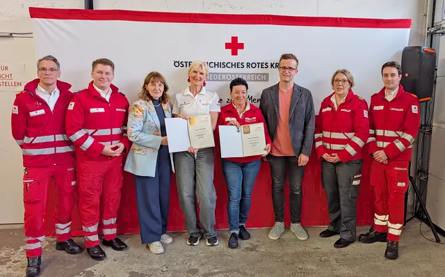 Das Verdienstkreuz der Stadt Mödling in Bronze wurde an Claudia Stickler (links) und Marion Schuster verliehen. | Foto: Stadtgemeinde Mödling / cb