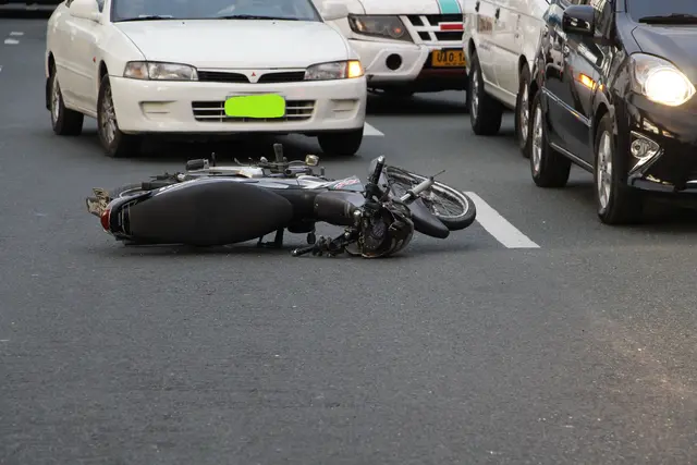 Bei dem Aufprall wurde der niederländische Motorradfahrer über den Pkw geschleudert. (Symbolbild) | Foto: pexels / Valentin Sarte