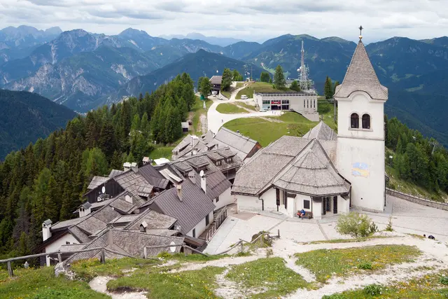 Blick vom Gipfelkreuz hinab auf das Dorf und hinten auf die Bergstation der Seilbahn.  | Foto: © by Ing. Günter Kramarcsik