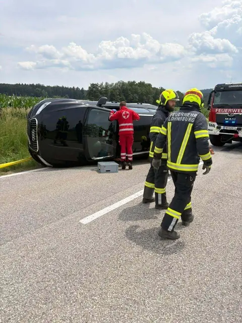 Der Fahrer wurde von den Einsatzkräften aus dem Auto befreit. | Foto: FF Neuhofen