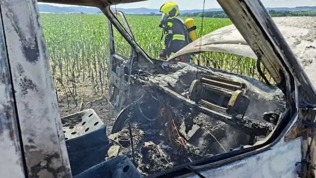 Der Kleinbus brannte durch das Feuer komplett aus. | Foto: FF Hohenzell