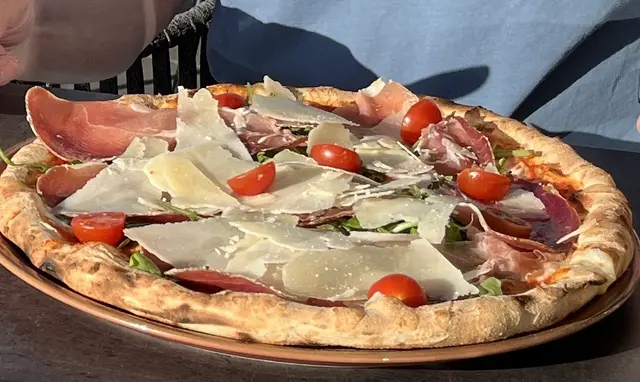 "Il Faro": Pizza aus dem italienischen Holzofen. | Foto: Steiner-Watzinger