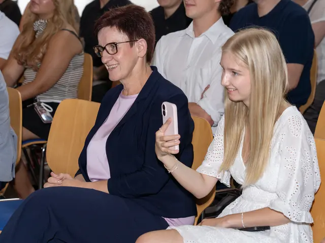 Voller Stolz freuen sich Klassenvorständin Prof. Gudrun Brunner mit Absolventin Jeanine Pirker (3AMW) über die Erfolge! | Foto: (c) hlwspittal Medienteam Krämmer 2026