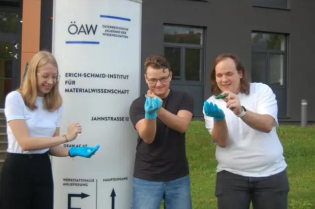 Drei Jugendlihce mit Handschuhen