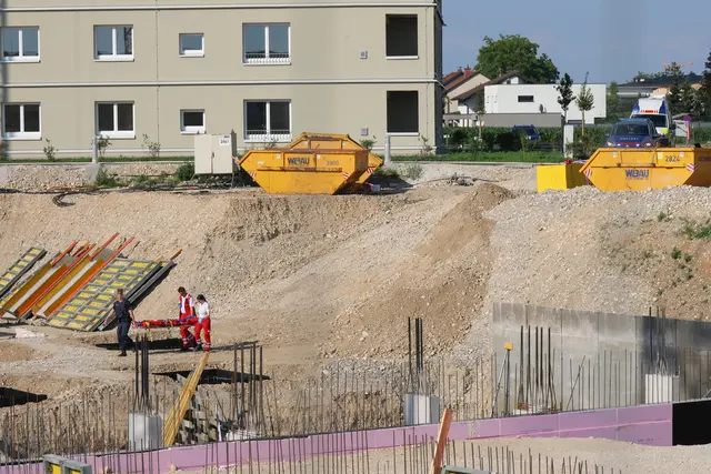 Ein Arbeiter wurde auf einer Baustelle in Gunskirchen so schwer verletzt, dass er nach notärztlicher Versorgung mit dem Rettungshubschrauber abtransportiert werden musste. | Foto: laumat.at