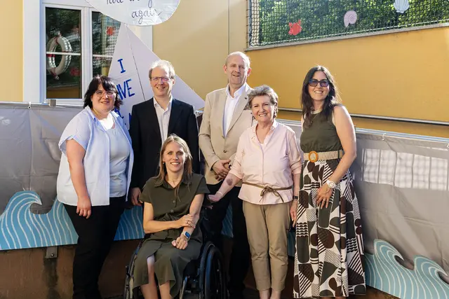 v.l.: Claudia Steinschauer, Leiterin Tageszentrum Kreativ Wiener, VKKJ-Obmann Stefan Stadler, VKKJ-Geschäftsführer Andreas Steuer, Nationalratsabgeordnete Kira Grünberg, Vizebürgermeisterin Erika Buchinger und Mag. Heidelinde Crazzolara-Kusstatscher, Bereichsleitung Jugend und Soziales der Bezirkshauptmannschaft Wiener Neustadt | Foto: VKKJ/Paola Komanek