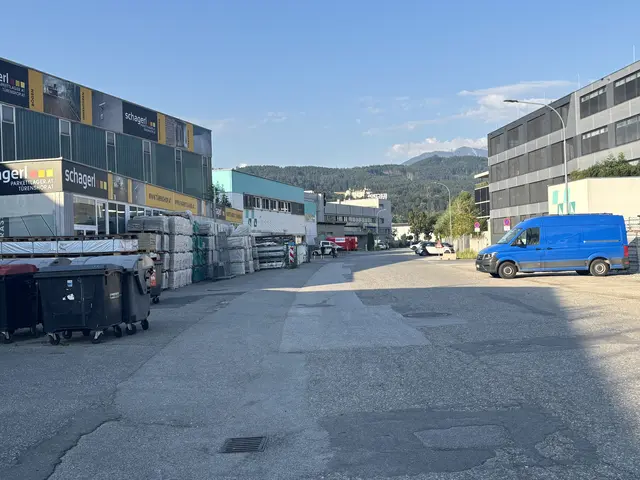 Für einen entspannten Spaziergang zum Baggersee entlang des Grabenwegs fehlen Gehwege. | Foto: MeinBezirk
