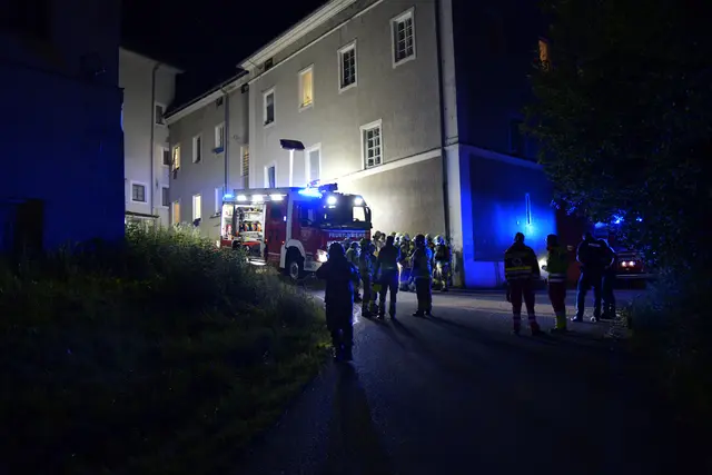 Ein Brand in einem Flüchtlingsheim in Volders löste in der Nacht einen Großeinsatz aus. | Foto: ZOOM.TIROL