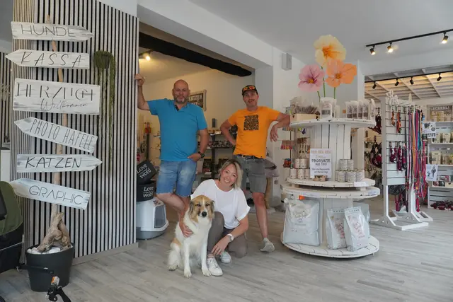 Christine Hafele und Hund Dusty mit Martin Pfahl und Hundesitter Robert Pirolt in der Futterkrippe in Neustift-Scheibe. | Foto: Kainz