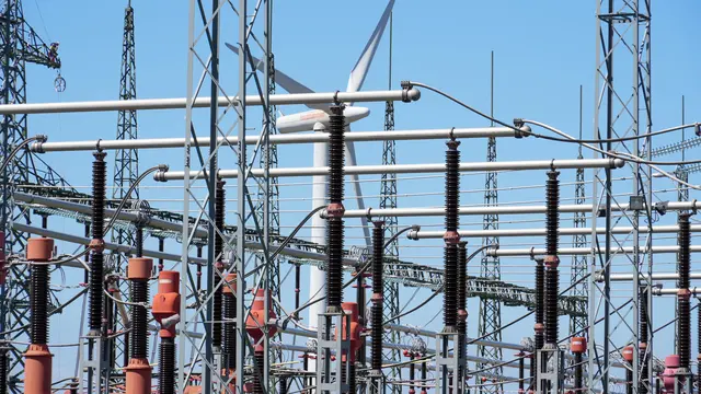 Durch den kontinuierlichen Ausbau der erneuerbaren Energien müsse auch die Stromnetzinfrastruktur entsprechend erweitert werden. | Foto: Andreas Pölzl/MeinBezirk