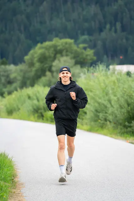 Fabian stellt sich am 10. und 11. Juli einer besonderen Herausforderung: 190 Kilometer führen ihn von St. Anton am Arlberg bis nach Kufstein. | Foto: Motioncraft/Jakob Kirnbauer