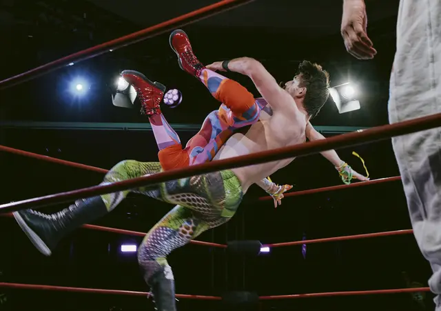 Den Auftakt macht eine musikalische Performance des Künstlers Julian Warner, die mit einem Wrestling-Match symbolisch ideologische Kämpfe unserer Zeit aufgreift. | Foto: Bruno Tenschert