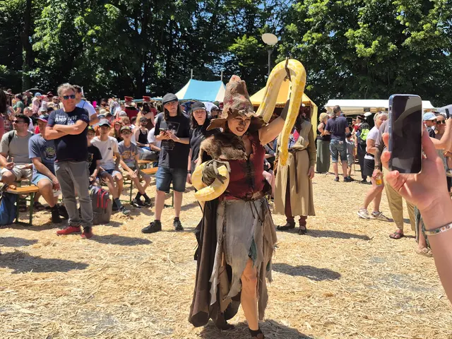 Hexe Roxana zeigt gekonnt ihre Lieblings-Tigerpython Serafina beim 25. Ritterfest | Foto: Andrea Stelzer