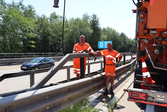 Eine Brückenreinigung nur wenige Meter von Fahrzeugen entfernt, die mit Tempo 130 vorbeirauschen – Verkehrslärm ist Alltag.  | Foto: meinbezirk.at/Alen Grabic