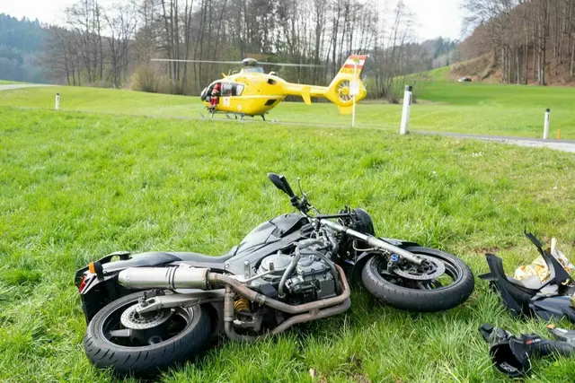 Am Mittwochnachmittag kam es in Anger zu einem Zusammenstoß zwischen einem Motorrad und einem Pkw.  | Foto: Symbolfoto / Daniel Scharinger