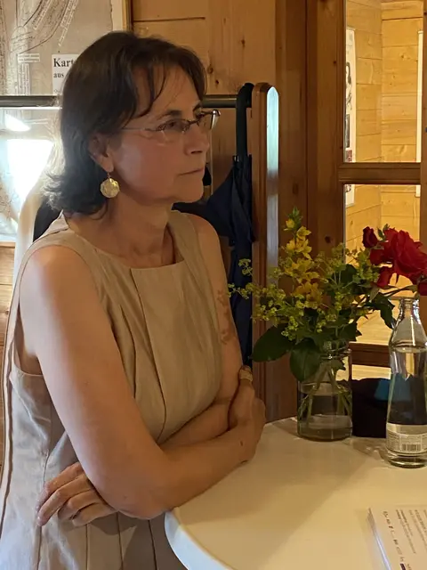 Die Präsidentin von TAURISKA Susanna Vötter-Dankl freut sich das das neue Format zum 40 Jahr-Jubiläum "Einilosn &amp; Zuahorchn" von den Besucher*innen so gut angenommen wird. | Foto: Tauriska