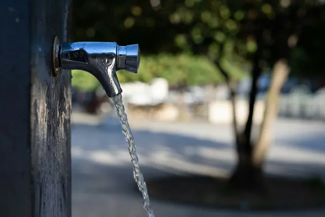 Hohe Temperaturen sind für den Körper extrem belastend, weshalb unter anderem auf eine ausreichende Flüssigkeitszufuhr geachtet werden sollte.  | Foto: unsplash / Nicolas COMTE